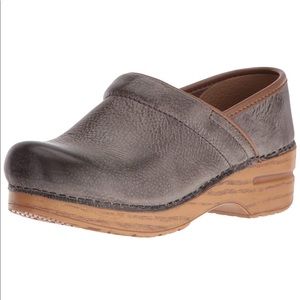 Stone distressed Dansko clogs sz39